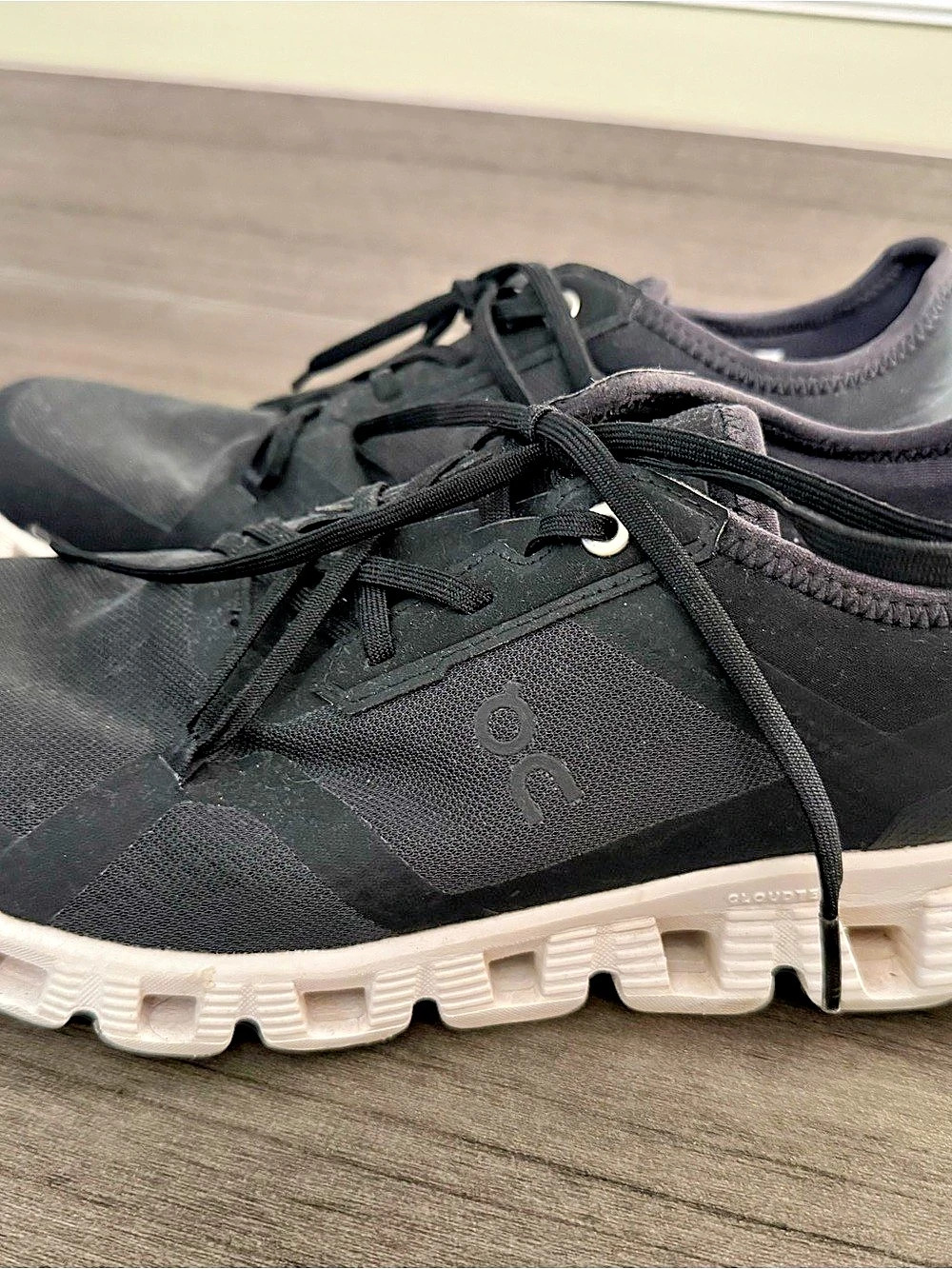 On Running Cloudswift Black Athletic Shoes